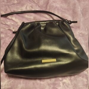 Madden girl crossbody Excellent condition used black magnetic closure